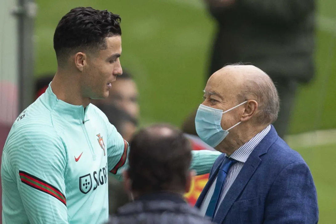 "بينتو دا كوستا" يطالب كريستيانو رونالدو بالاعتزال