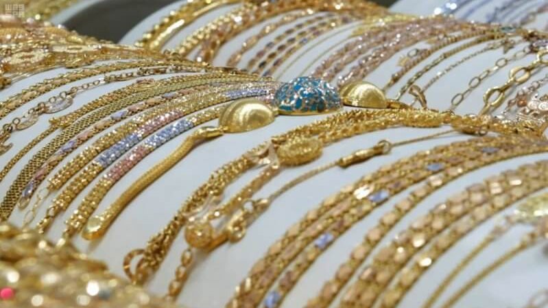 الذهب يتمسك بمكاسبه وسط ضبابية المشهد المالي الأمريكي وترقب حاسم للوظائف والفائدة