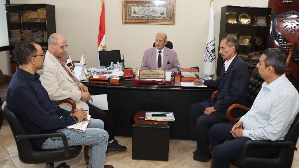السكرتير العام لبني سويف يناقش تقرير أداء مركز تدريب الحاسب الآلي