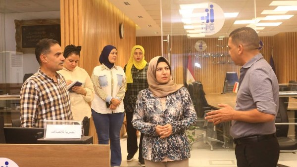 انتظام عمل الخدمات الحكومية وخطوط الطوارئ من داخل مركز السيطرة بدمياط