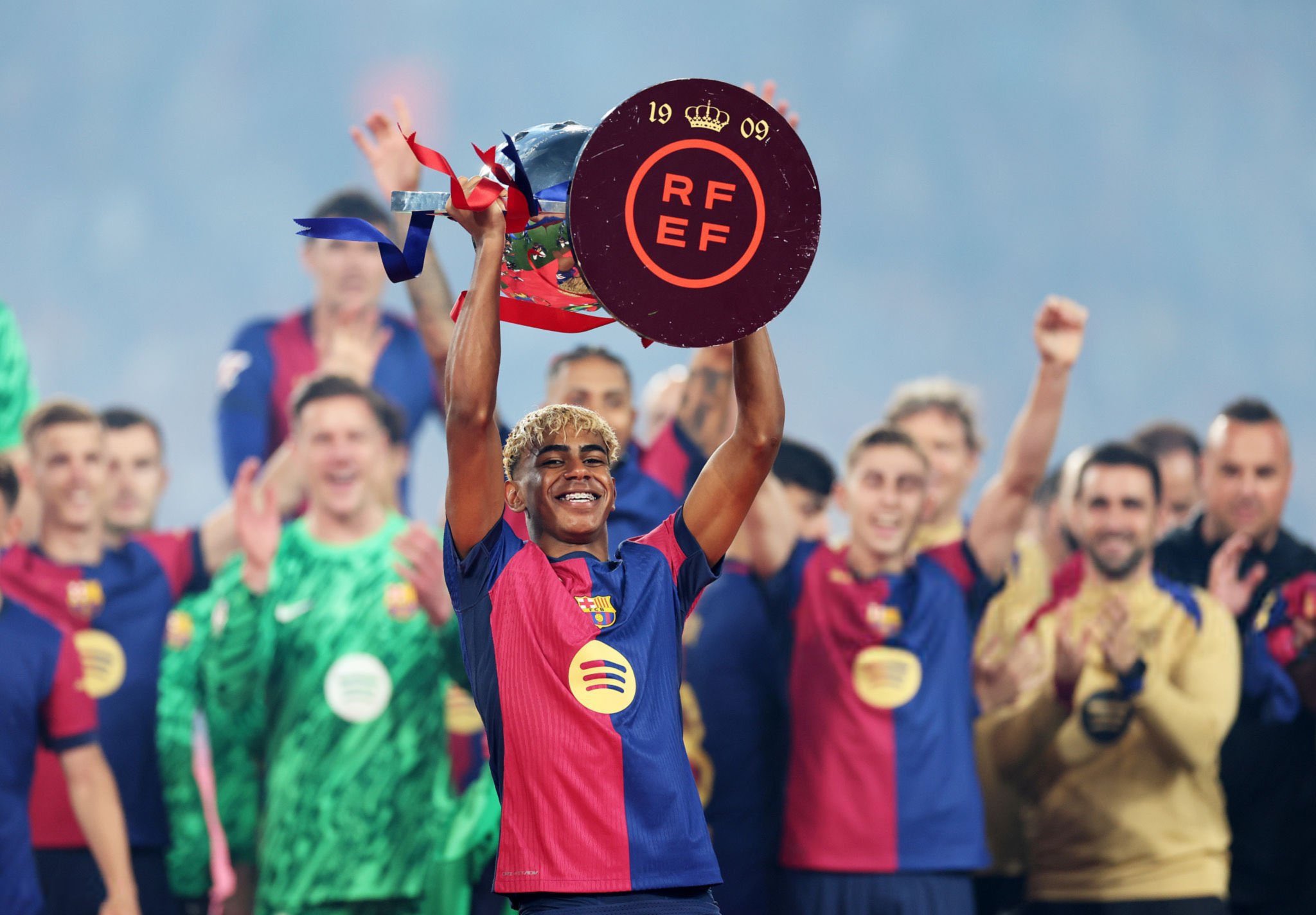 برشلونة يفتح الباب أمام صفقة كبرى.. هل حان وقت الرحيل لأحد أعمدته الدفاعية؟