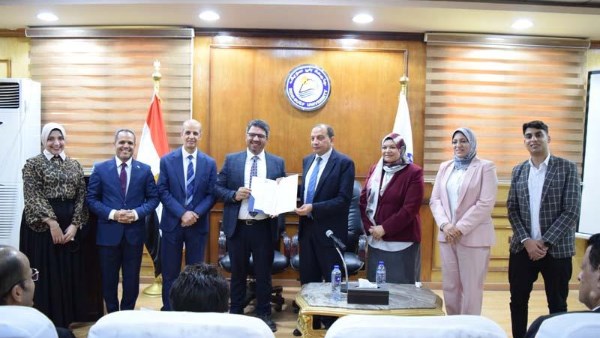 بقيمة 2.3 مليون جنيه.. رئيس جامعة بني سويف يسلم الفائزين عقود المشروعات البحثية الممولة
