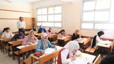 توزيع أوراق الإجابة بجميع لجان امتحانات الثانوية العامة لكتابة البيانات قبل الامتحان