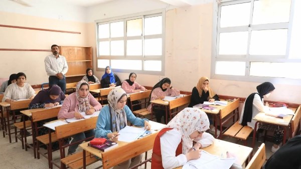 توزيع أوراق الإجابة بجميع لجان امتحانات الثانوية العامة لكتابة البيانات قبل الامتحان