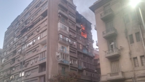 حريق هائل داخل شقتين بأحد عقارات شارع مراد بالجيزة