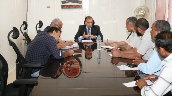 رئيس جامعة جنوب الوادى يناقش الحوكمة الإلكترونية لنظم الصيانة بالجامعة