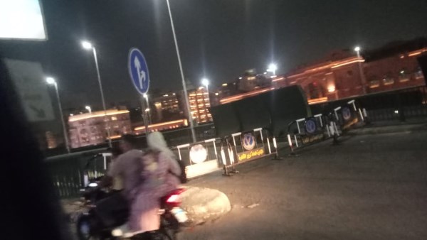 فتح شارع رمسيس أمام حركة السيارات بعد إخماد حريق سنترال رمسيس| فيديو