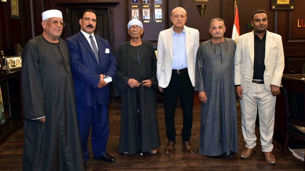 محافظ الأقصر يستقبل عددا من المواطنين.. ويؤكد: الصرف الصحي أولوية للتنمية