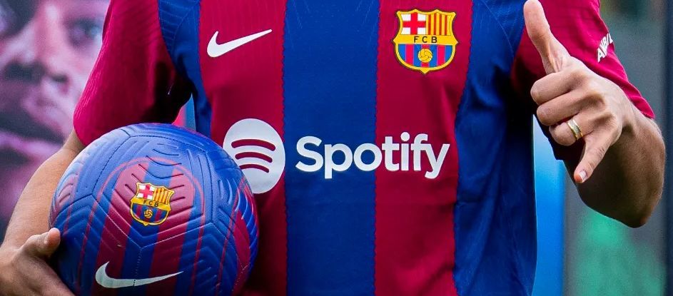 هانز فليك يمنح برشلونة الضوء الأخضر للتعاقد مع "فيراري" البريميرليج
