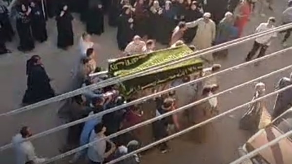 وسط صراخ وبكاء..أهالي المنوفية يشيعون جثمان أسامة ضحية الطريق الإقليمي